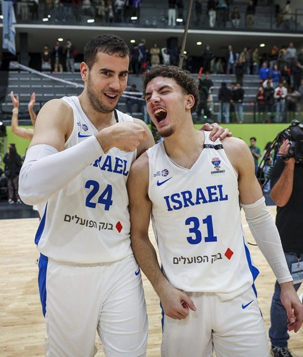 نوعام يعقوب (يمين) وأوز بليزر يحتفلان بفوز المنتخب الإسرائيلي على البرتغال، أمس.  أمام خصم ضعيف الشخصية، كاد الأمر أن ينتهي بشكل مختلف